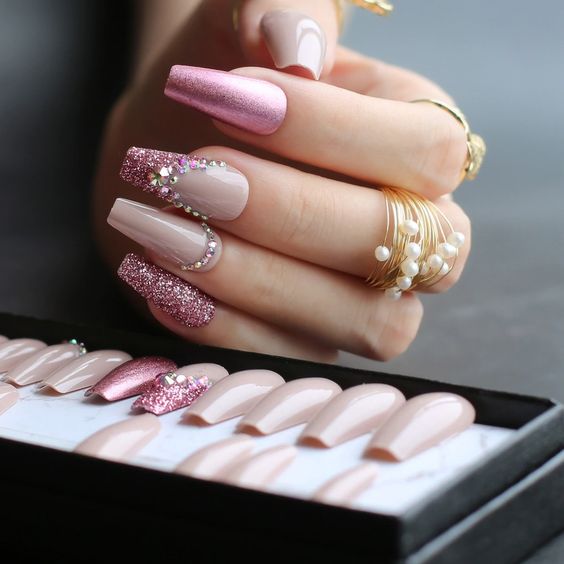 unhas com tips postiças cor de rosa