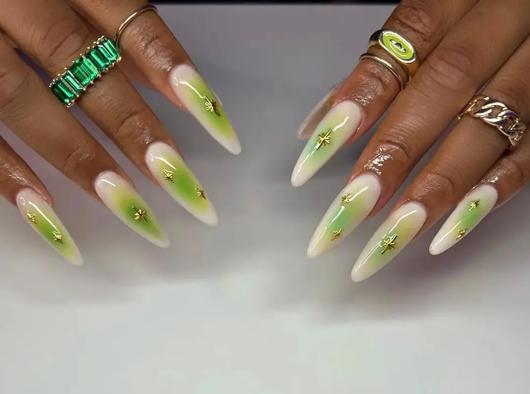 Esmaltação em tons de ver em unhas stiletto