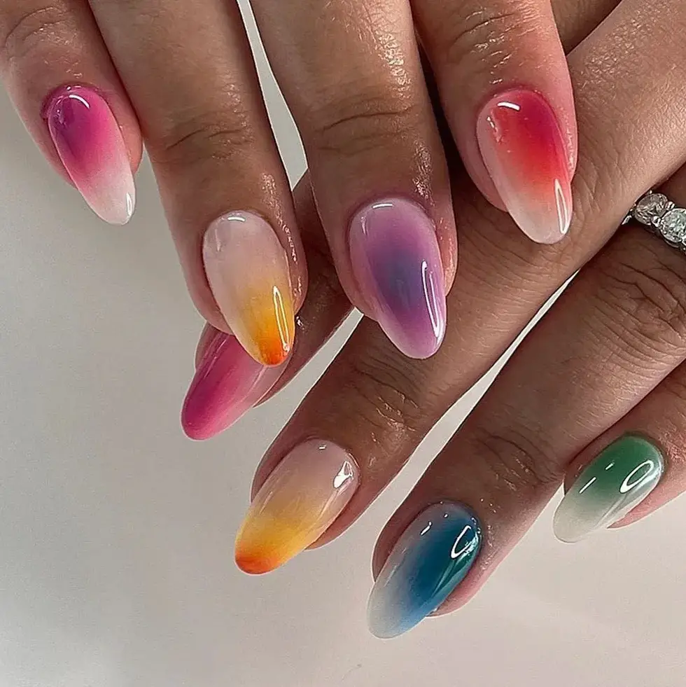 Modelo de unhas amendoadas curtas e coloridas