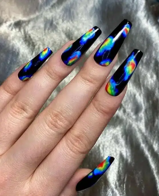 Exemplo de unhas compridas preta com colorido