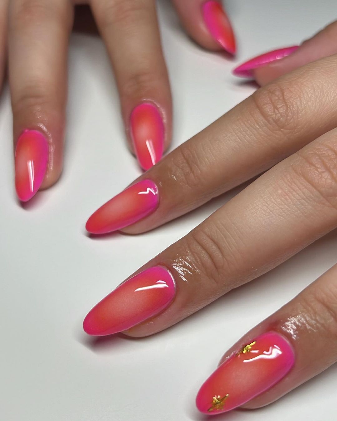 Lindas unhas amendoadas tosa com laranja e detalhes dourados