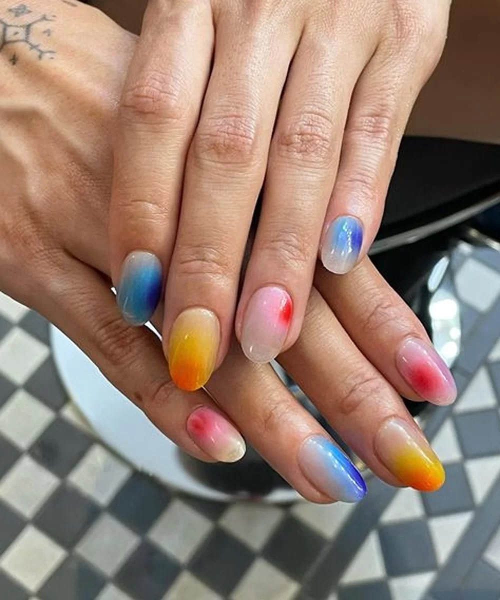 Design de unhas coloridas, azul rosa laranja e amarelo