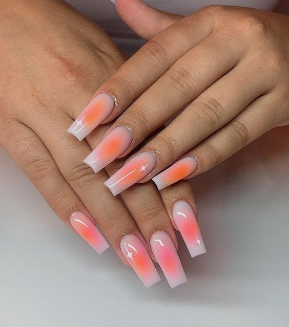 Modelo de aura nails laranja rosa e branco