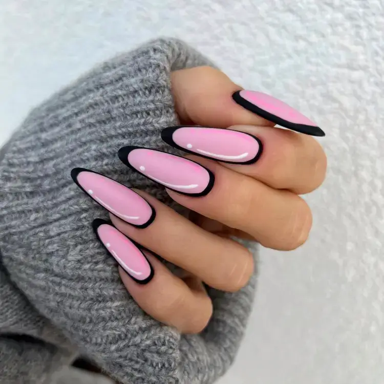 Inspiração de decoração comic nails rosa com bordas pretas