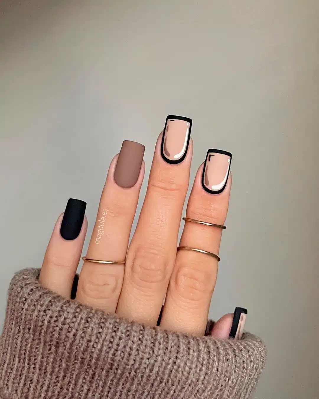 Design de unhas nude com preto e marrom, inspirada em comic nails