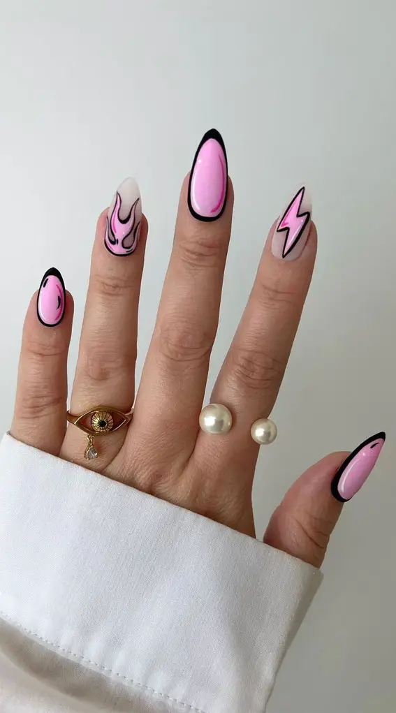 Modelo de unhas rosa com preto, com desenhos de fogo e raio