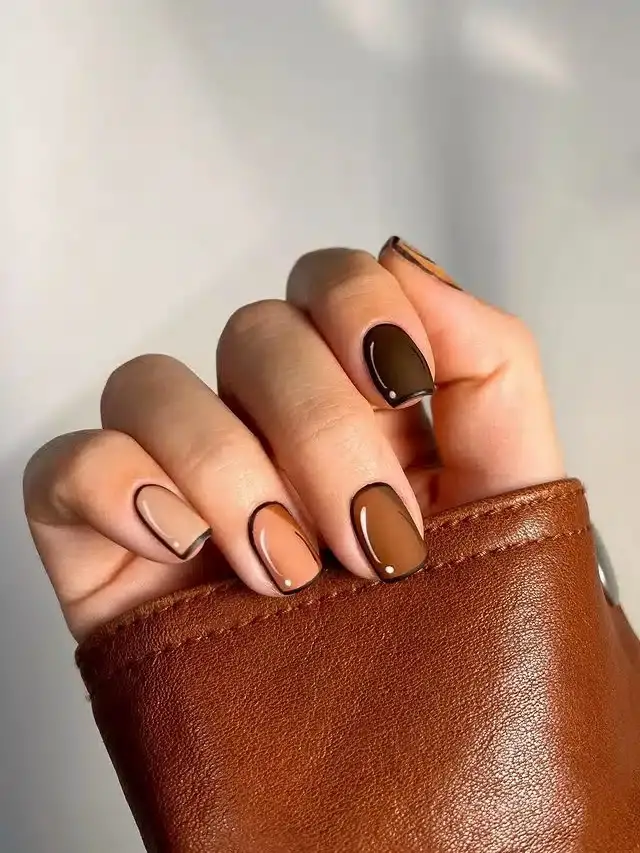 Desenhos de unhas de quadrinhos em tons de marrom