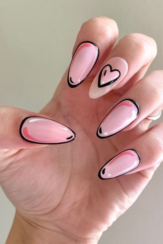 Modelo de unhas amendoadas cor de rosa com a borda preta e desenho de coração em uma das unhas