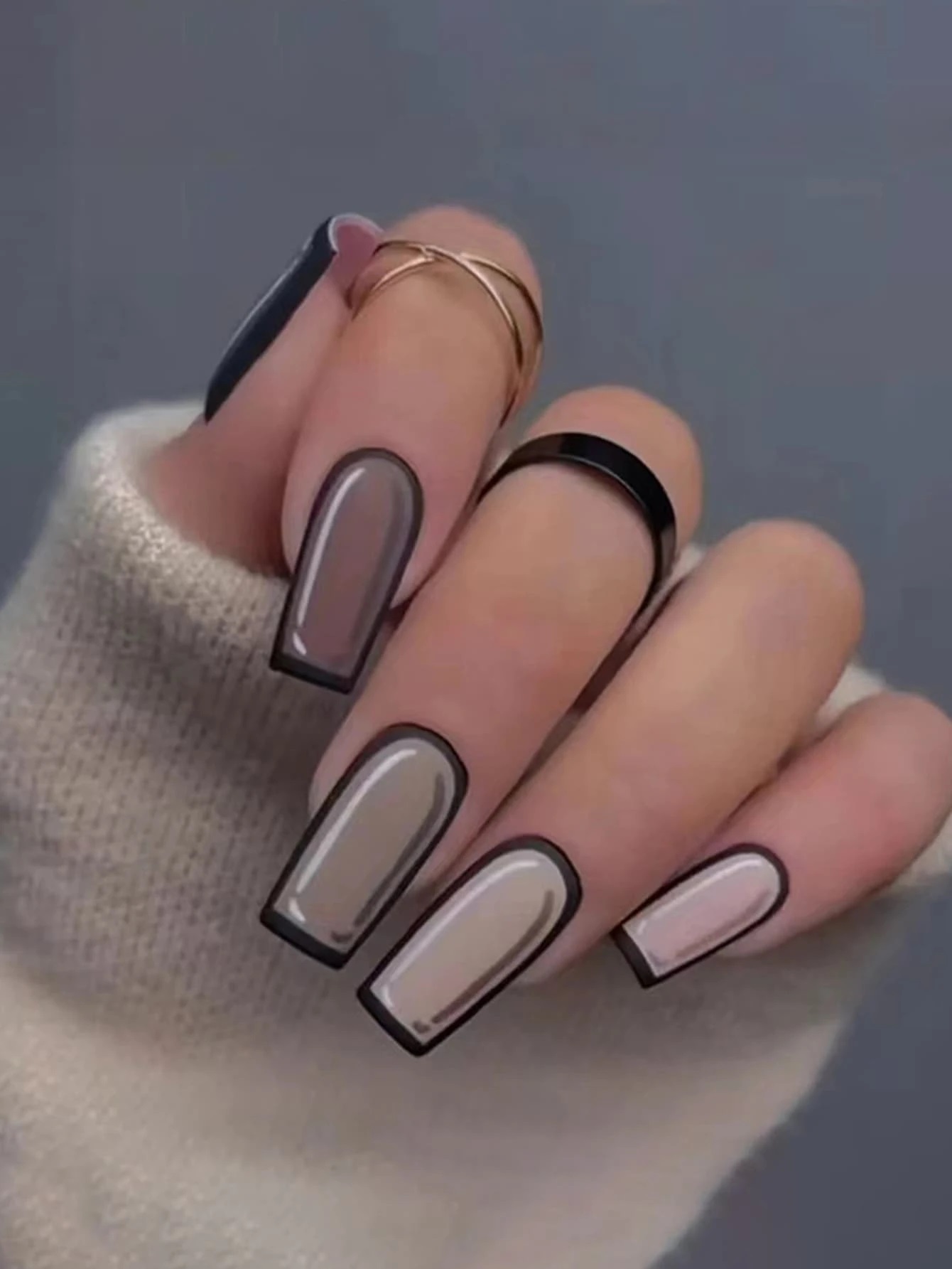 Exemplo de unhas de desenhos em quadrinhos em tons de nude