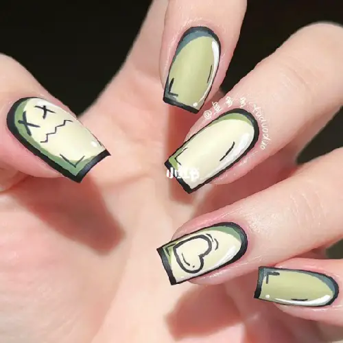 Imagem de comic nails em tons de verdinho com preto e alguns desenhos