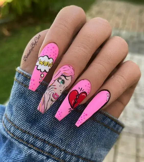 Comic nails rosa com diversos desenhos de quadrinhos