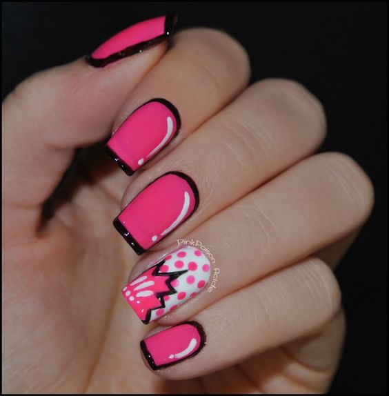 Inspiração de unhas cor de rosa com as bordas pretas e filha única com bolinhas e desenho de gibis