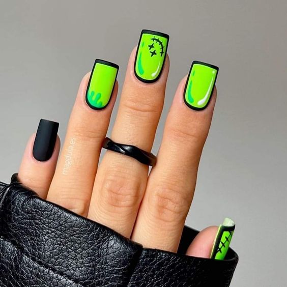 Modelo e unhas verdes neon com preto com desenhos divertidos de quadrinhos