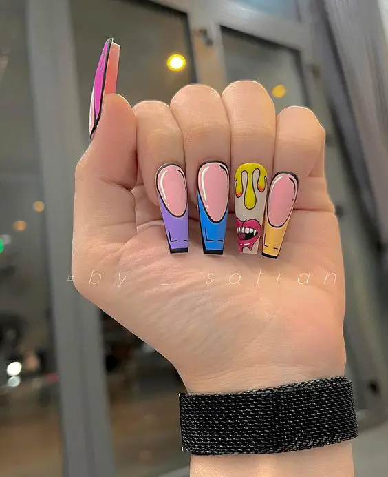 Comic nails coloridas com desenhos de quadrinhos rocker