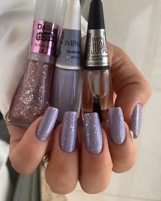 Esmaltação lilás com glitter daiulus