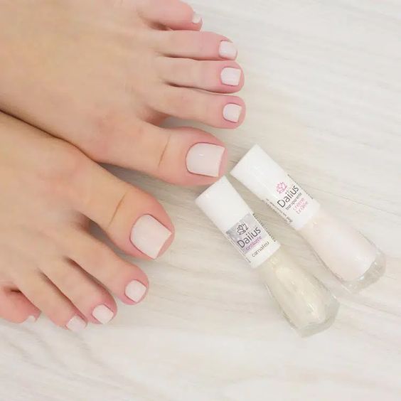 Exemplo de combinação de esmaltes claros para os pés