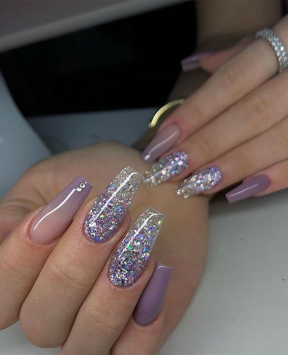 Exemplo de unhas encapsuladas lilás decoradas com glitter