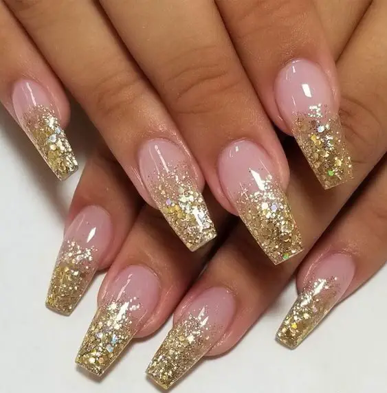 Esmaltação encapsulada com glitter dourado