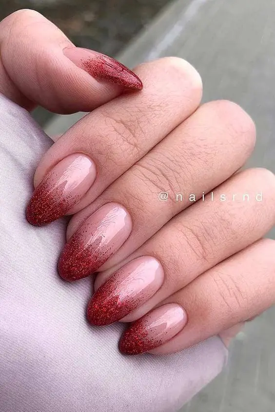 Ideia de Unhas decoradas com glitter vermelho nas pontas