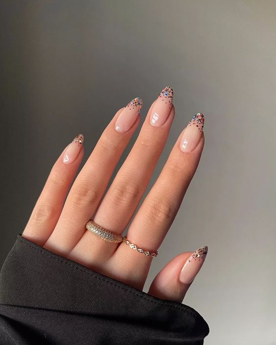 Exemplo de Unhas decoradas com glitter nas pontas