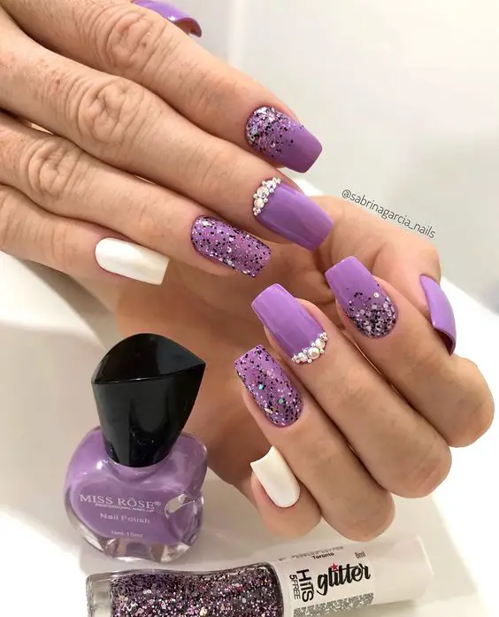 Modelo de Unhas decoradas com glitter roxo