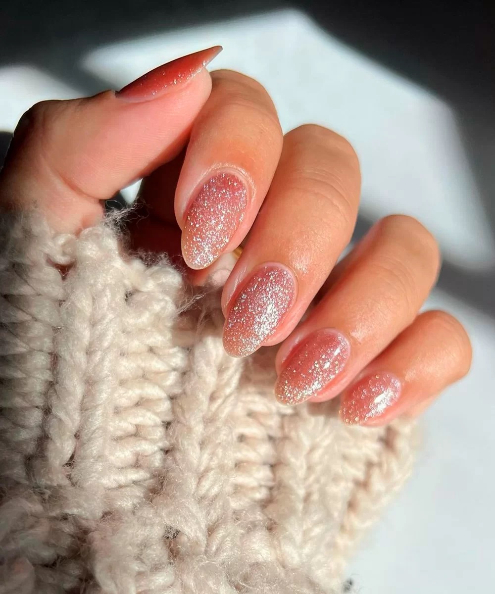 Inpiração de naked nails com glitter