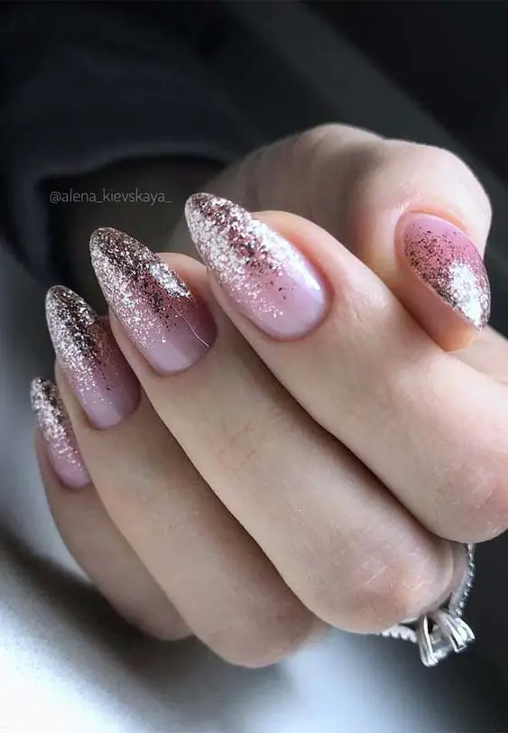 Unhas decoradas com glitter degrade