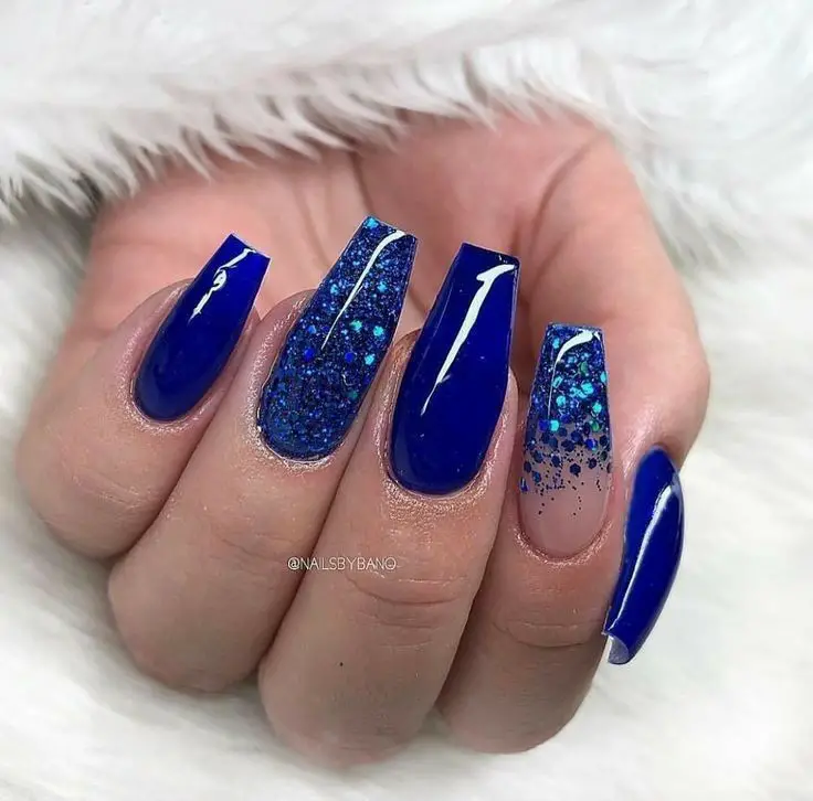 Esmaltação azul com brilhos azuis