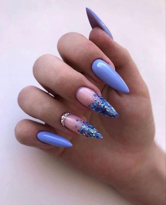 Ideia de unhas stiletto azuis com granulado brilhoso azul