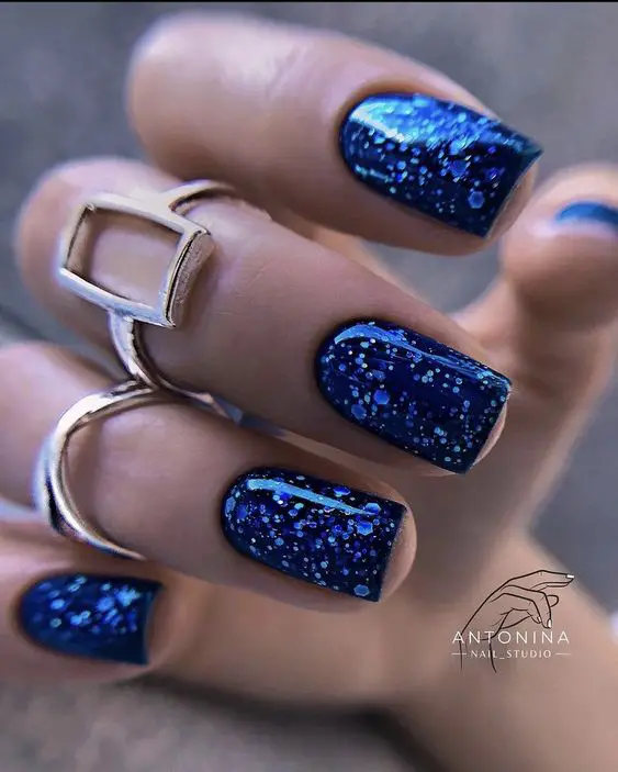 Unhas decoradas com glitter azul