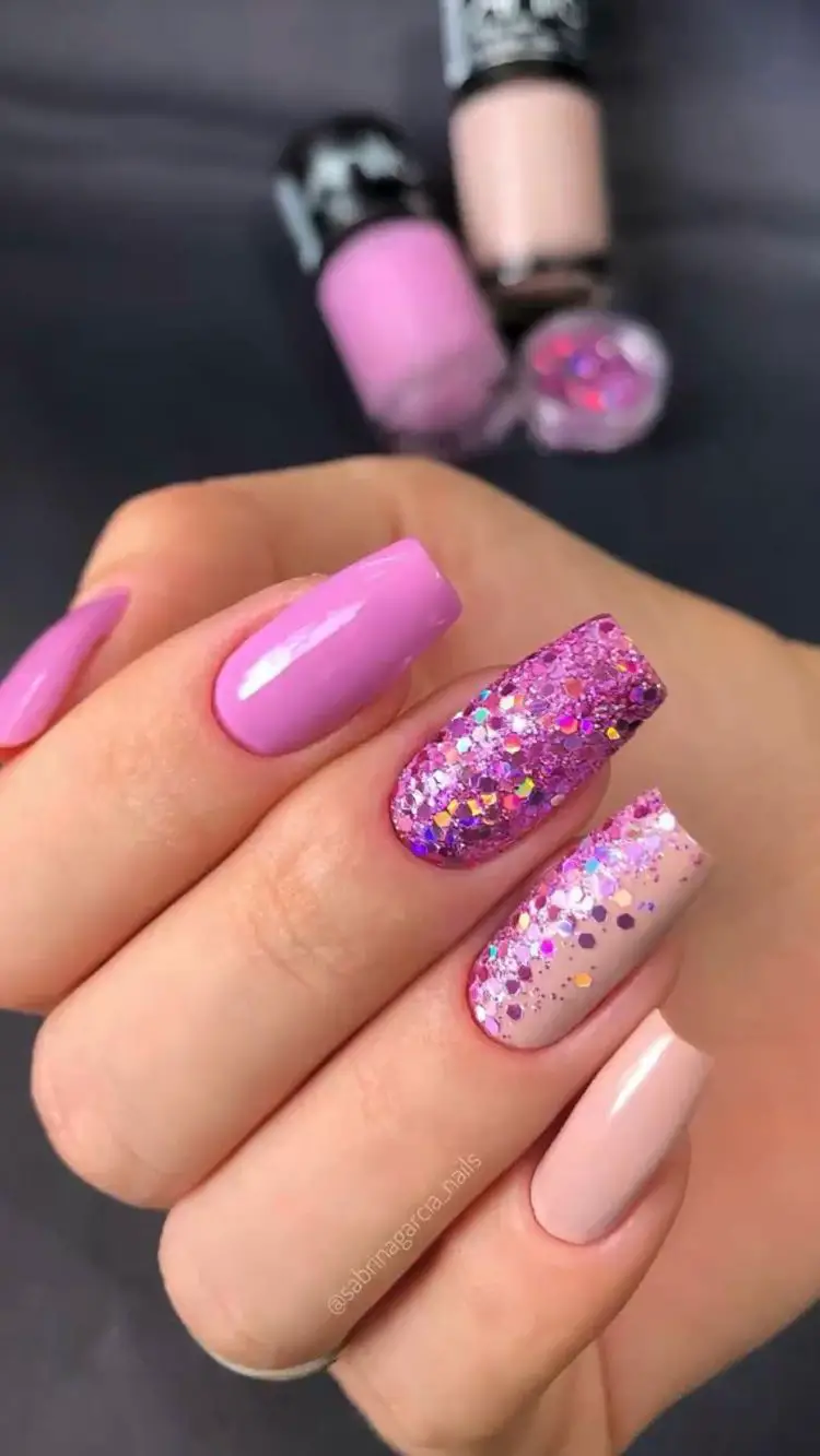 Modelo de Unhas decoradas com glitter rosa