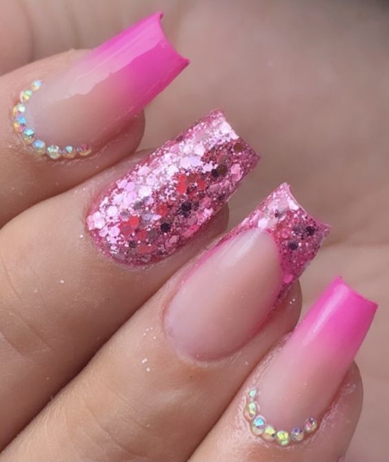 Inspiração de unhas cor de rosa encapsulada com brilhos rosa