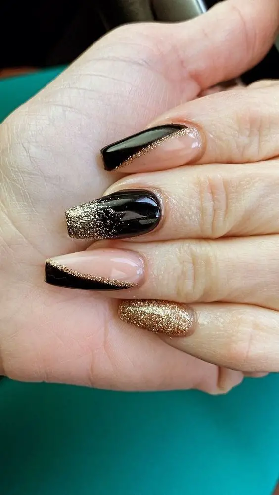 Ideia de Unhas pretas decoradas com glitter dourado