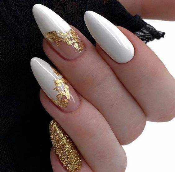 Exemplo de unhas brancas amendoadas com glitter dourado