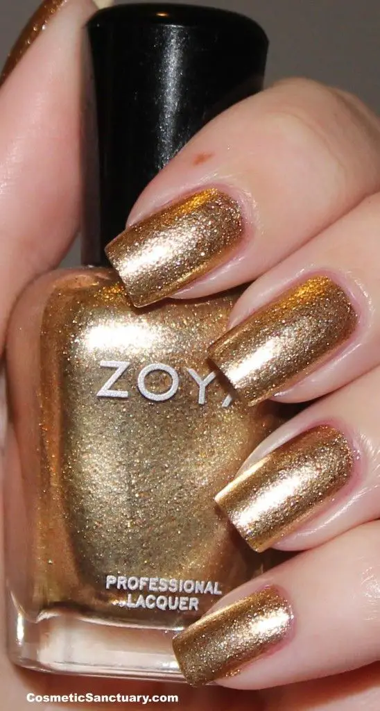 Esmalte dourado com brilhos