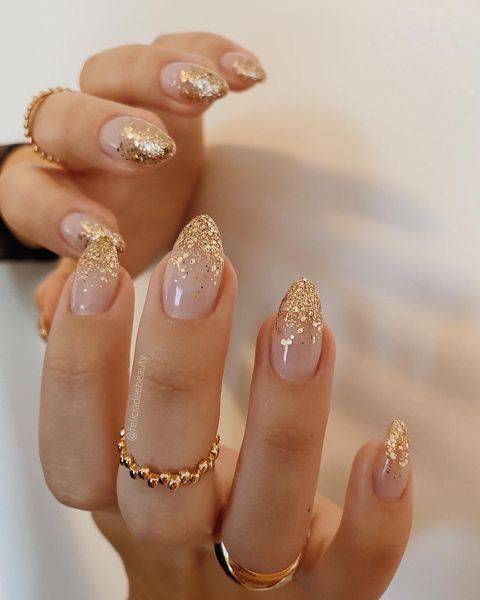 Modelo de unhas ombre nude com brilho dourado