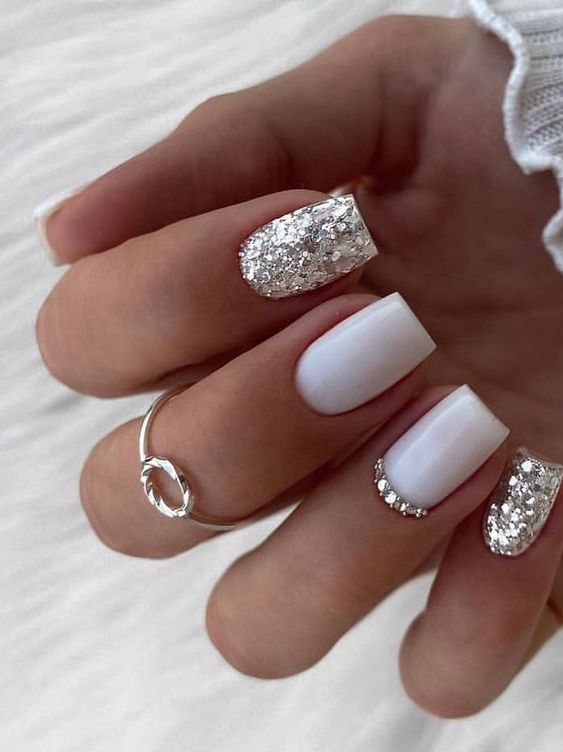 Lindas unhas quadradas com esmalte branco, joias e glitter prata