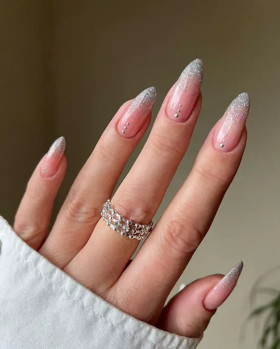 Unhas decoradas nude com glitter