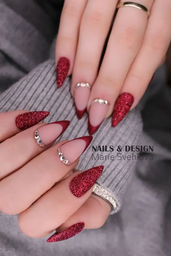 Exemplo de Unhas decoradas com glitter vermelho