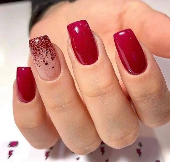 Modelo de Unhas vermelhas decoradas com glitter