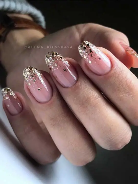 Lindas Unhas decoradas com glitter dourado nas pontas