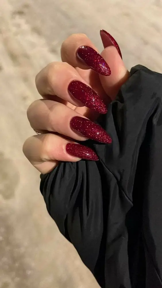 Ideia de unhas pontudas com brilhos vermelhos