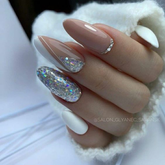 Unhas amendoadas nude com branco e brilhos