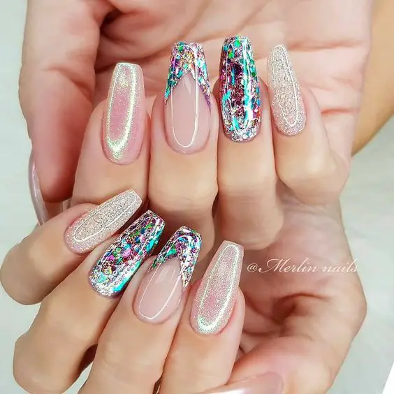 Modelo de Unhas decoradas com glitter colorido