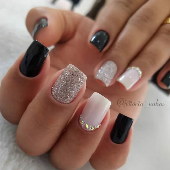 Unhas decoradas preta e branca com glitter e joias prata