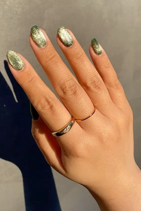 Nail art de veludo verde com glitter dourado