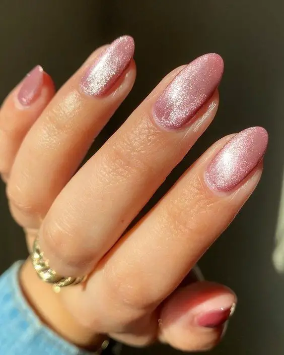 Lindas e delicadas unhas rosa envelhecido com esmalte magnético