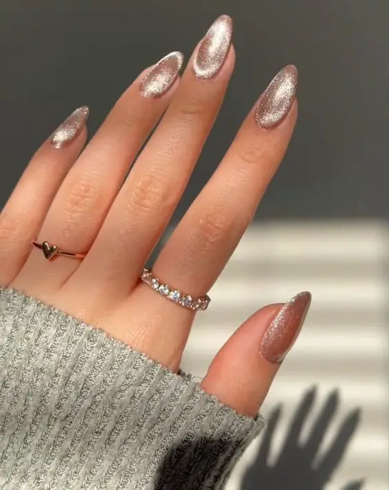 Tendência de nail art: unhas brilhantes champanhe com acabamento aveludado