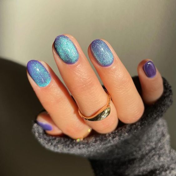 Sem dúvida é uma manicure encantadora essas velvet nails azul