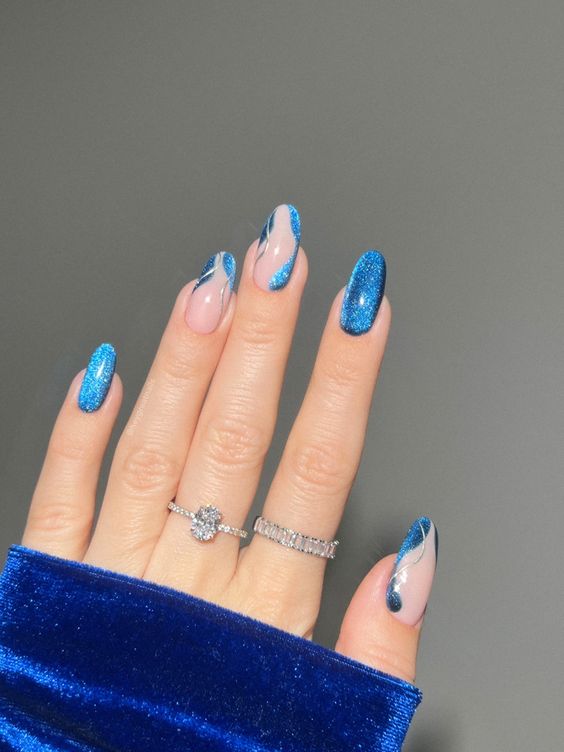 Tendência de nail art de veludo mas brilhante e azul